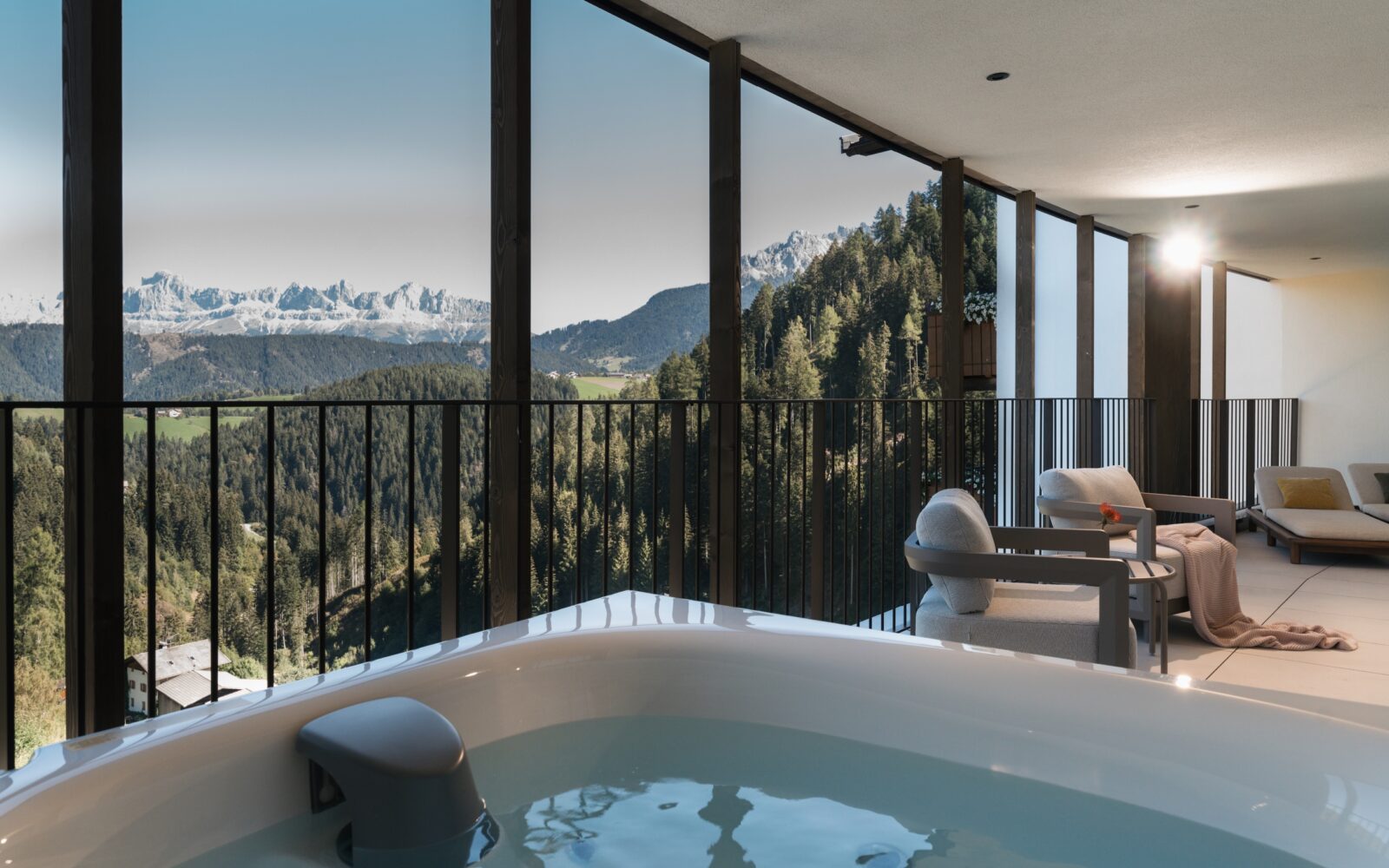 Junior Suite Rosengarten with private whirlpool in the new wing of Ganis Resort