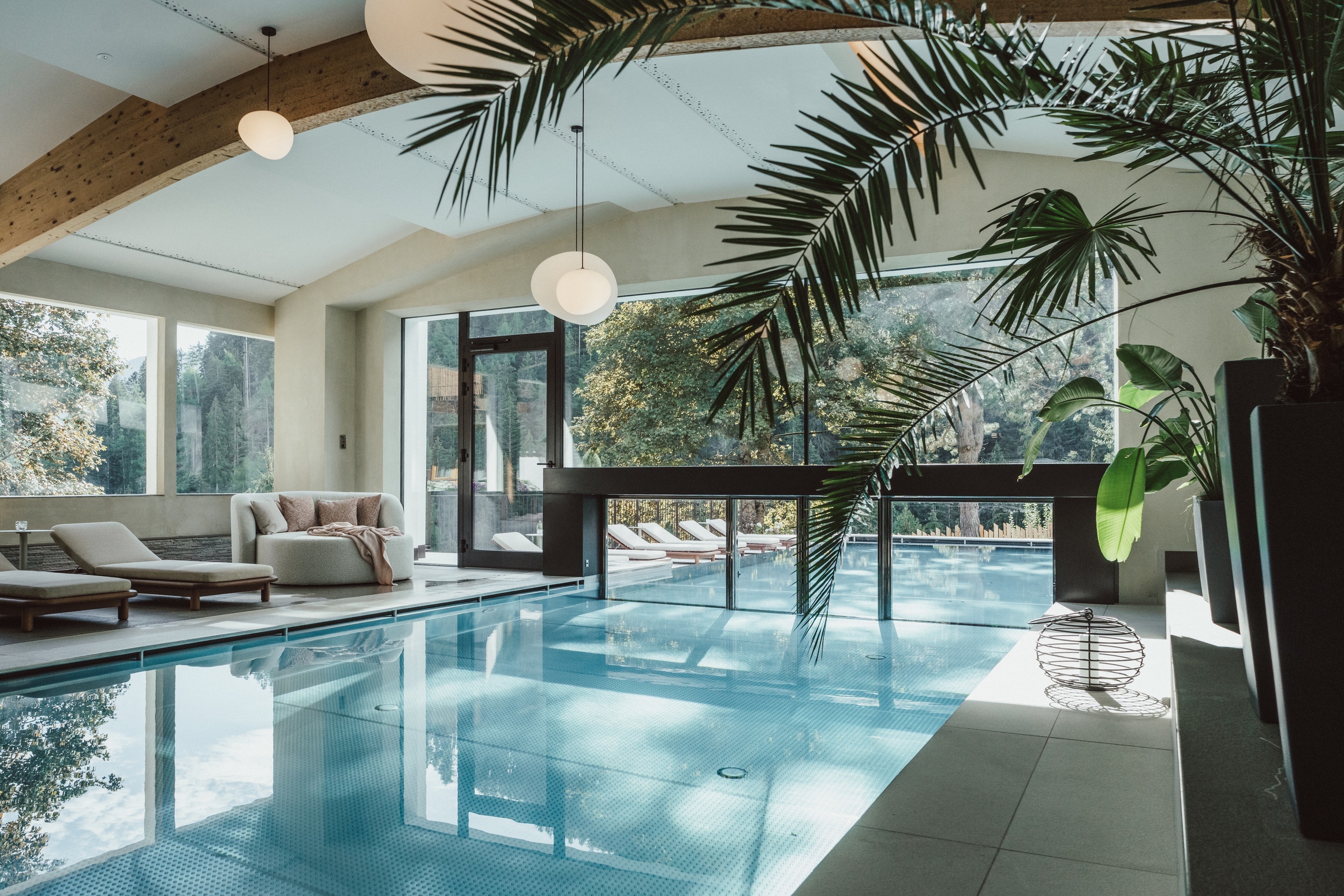 Piscina interna ed esterna del Ganis Resort, hotel benessere in Val d’Ega