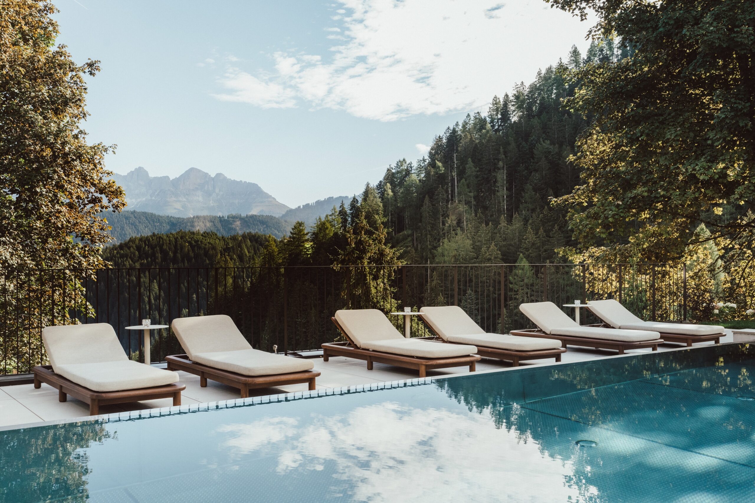 Infinity pool riscaldata all’aperto con vista sulle Dolomiti, hotel benessere in Val d’Ega