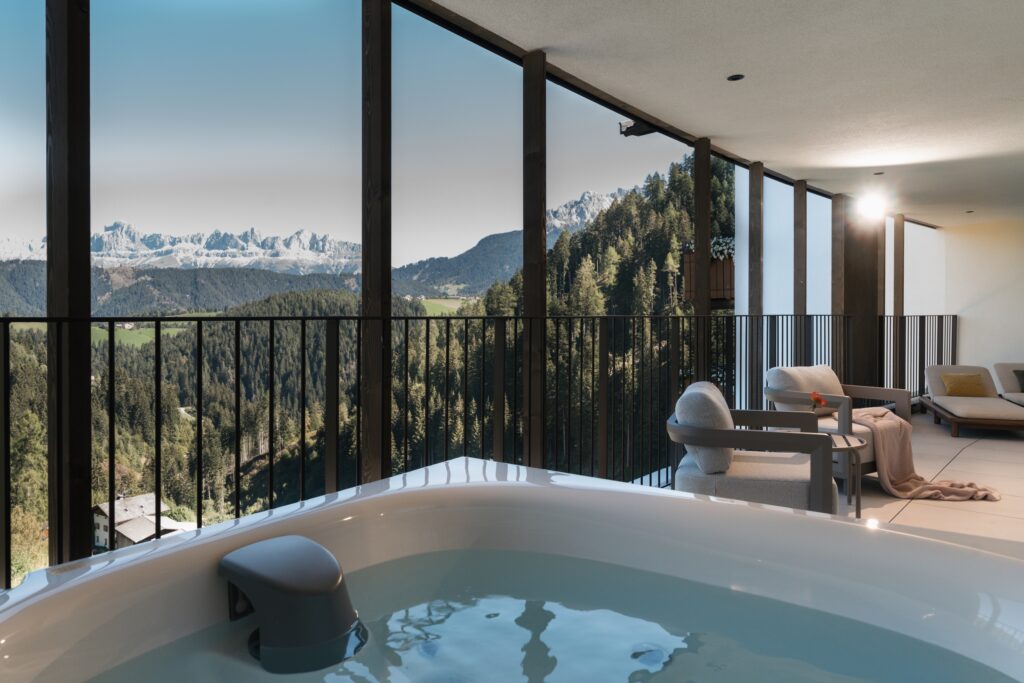 Juniorsuite Rosengarten mit privatem Whirlpool im neuen Flügel des Ganis Resort