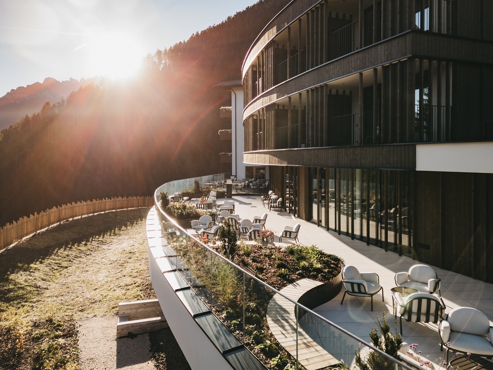 Luftaufnahme des Ganis Resort inmitten von Wiesen und Wäldern in Deutschnofen, Südtirol