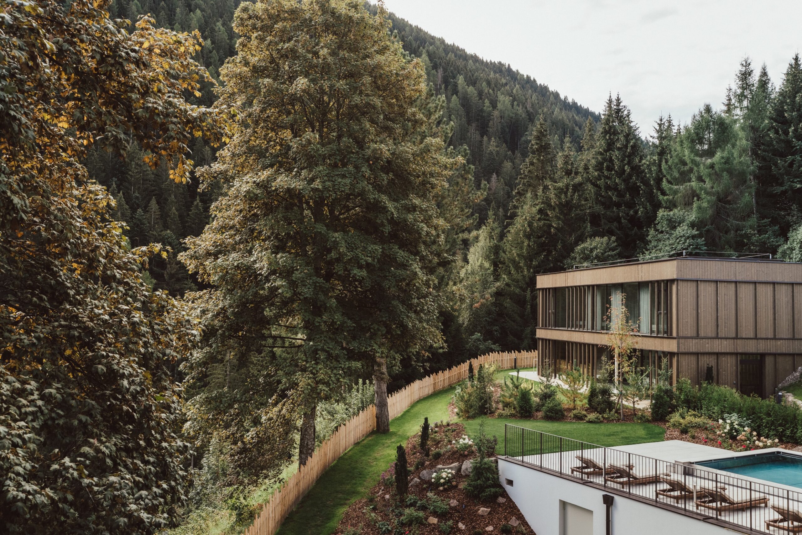Das neue Sauna House des Wellnesshotel Ganis Resort aus der Vogelperspektive mit Blick ins Eggental
