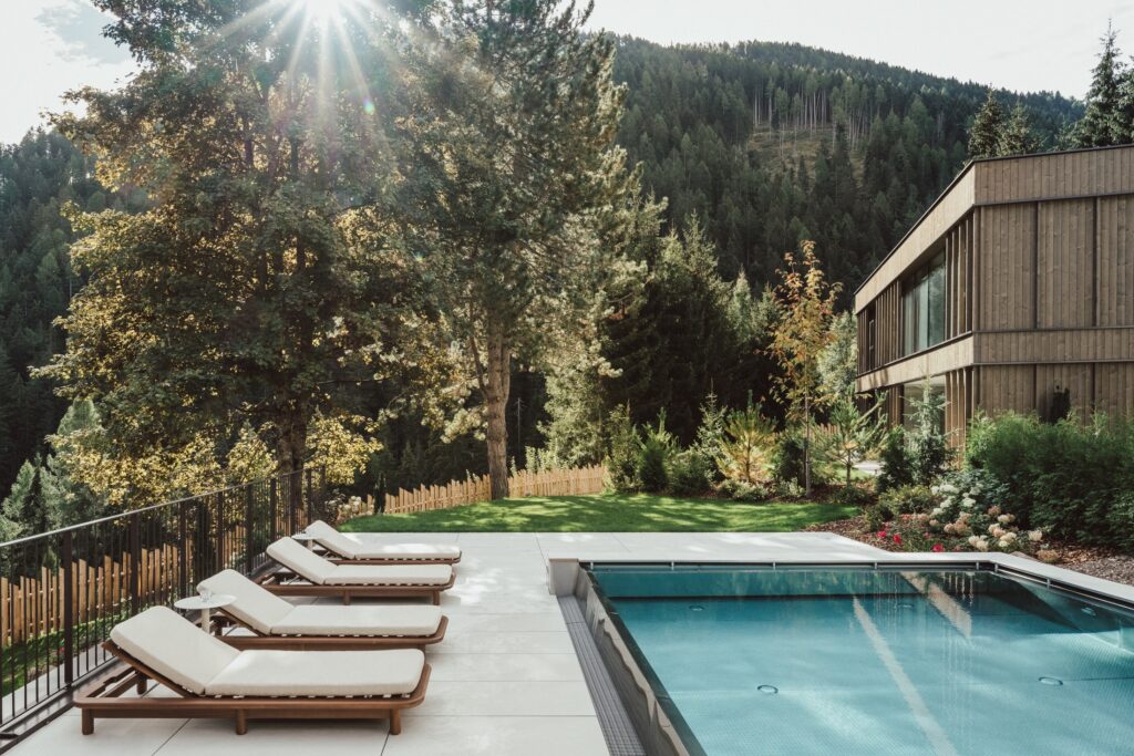 Beheizter Infinity-Pool im Freien im Ganis Resort, Wellnesshotel im Eggental