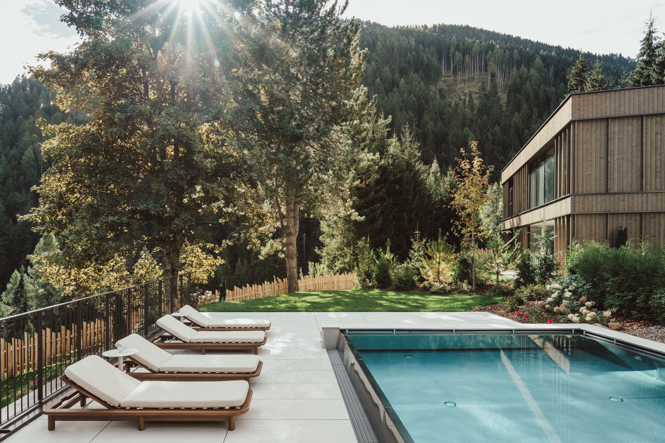 Beheizter Infinity-Pool im Freien im Ganis Resort, Wellnesshotel im Eggental