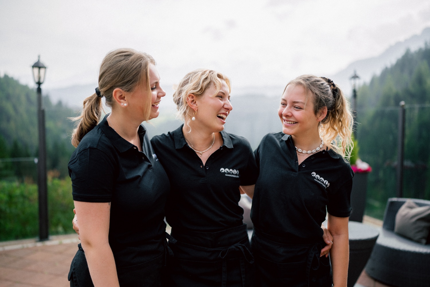 Jobangebote im Eggental-Obereggen | Arbeiten bei den Ganis - Team Frauen lachen