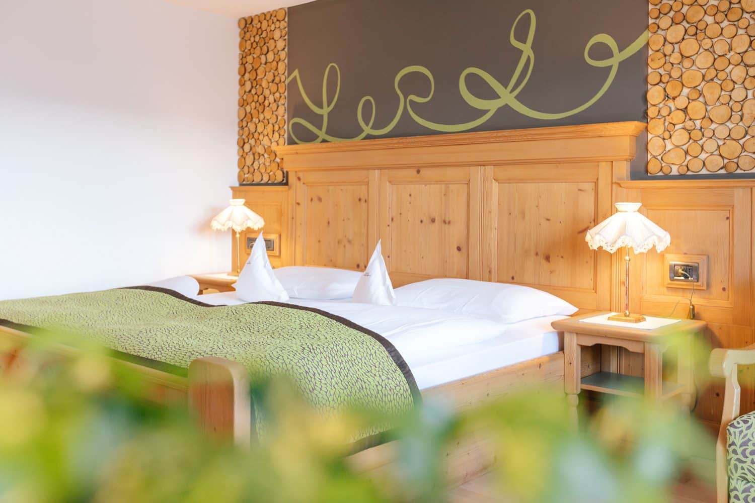 Superior Zimmer mit Sitzecke und Ausblick auf die Berge, Dolomiten, Eggental, Deutschnofen, Oberggen, Südtirol - Hotel Ganischgerhof, Cosy Superior rooms Rosengarten with Dolomites view, Superior Rosengarten con salottino e vista sulle montagne