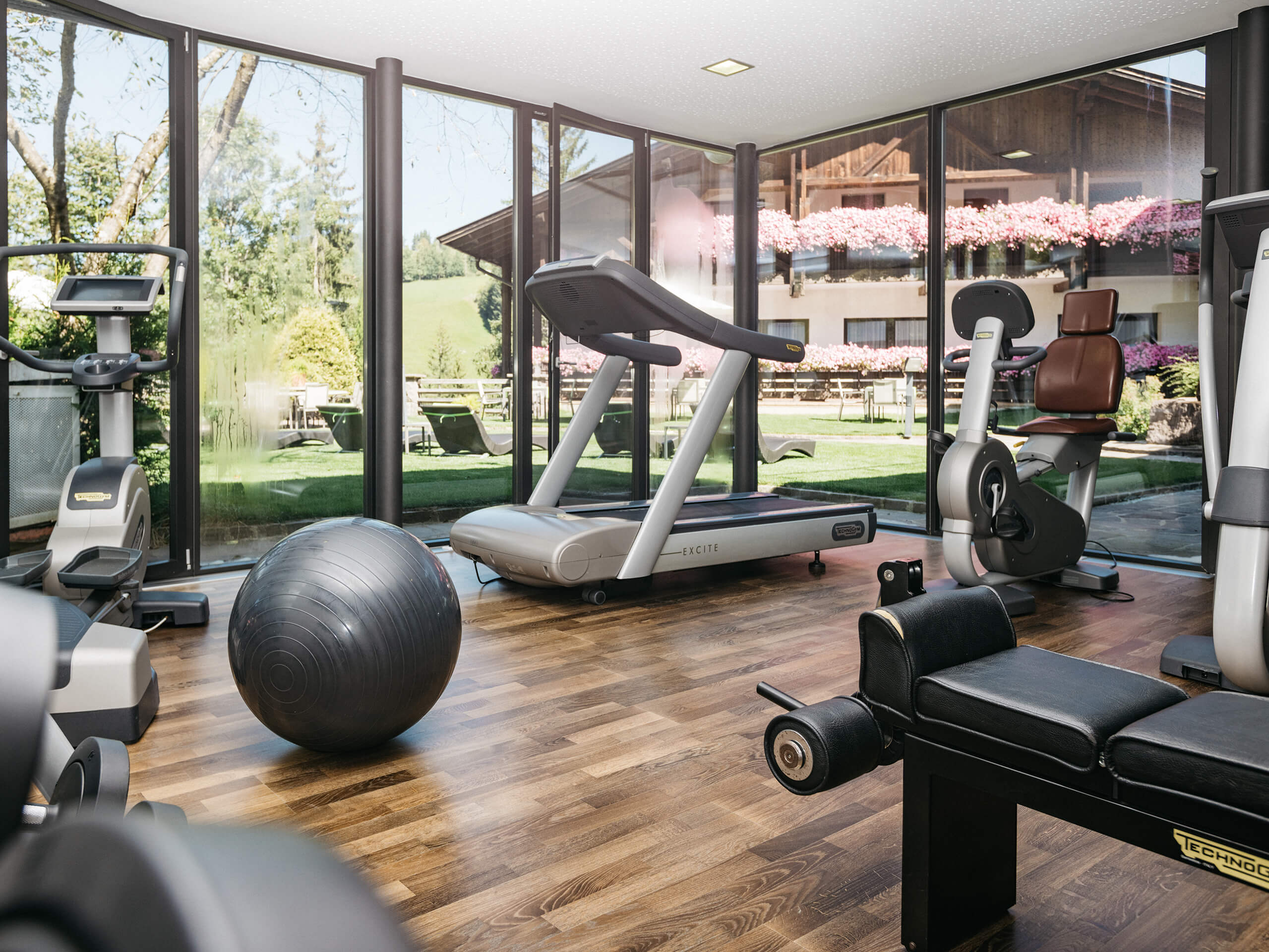 Palestra moderna con vista sul giardino al nuovo Ganis Resort nelle Dolomiti