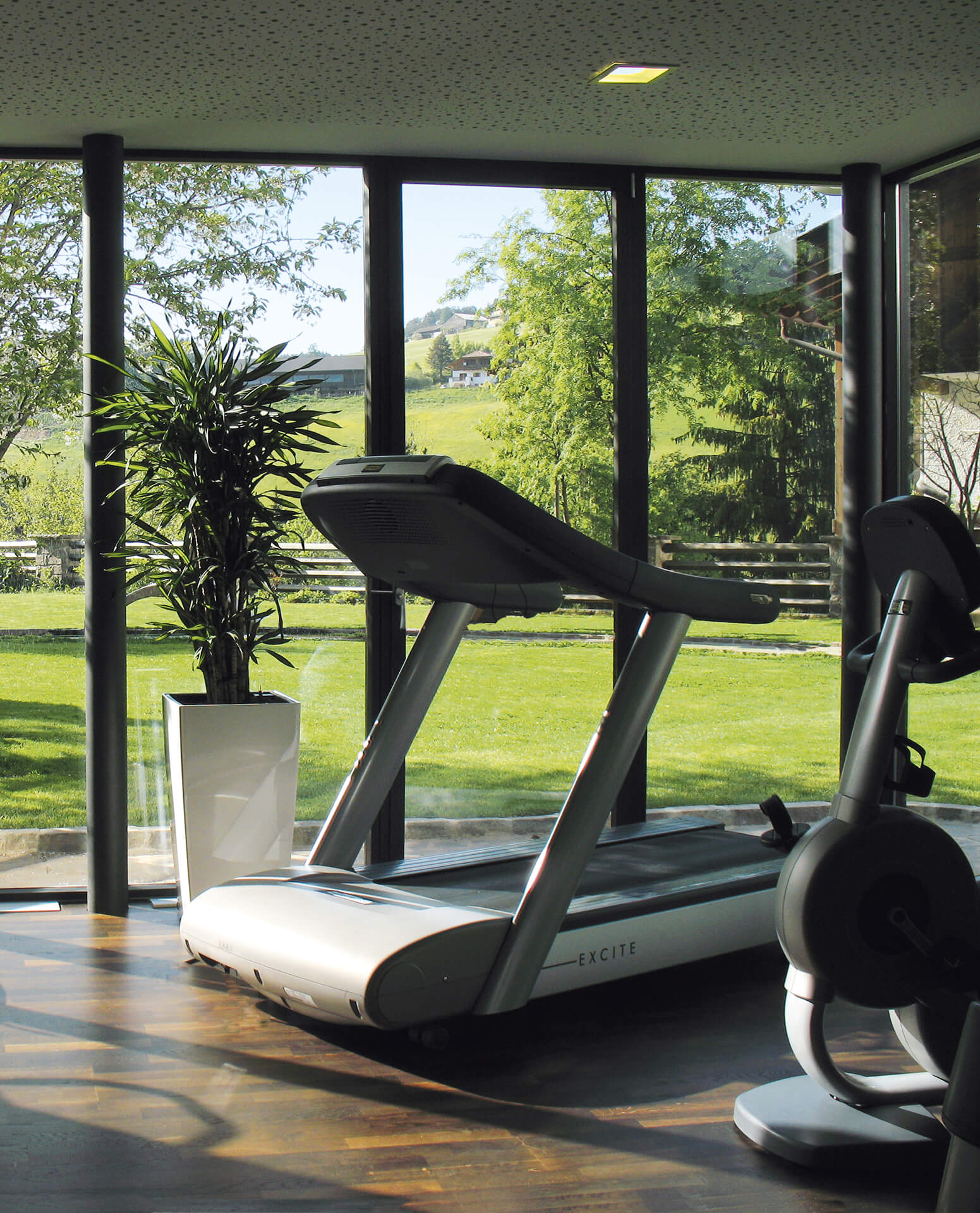 Palestra moderna con vista panoramica al nuovo Ganis Resort nelle Dolomiti