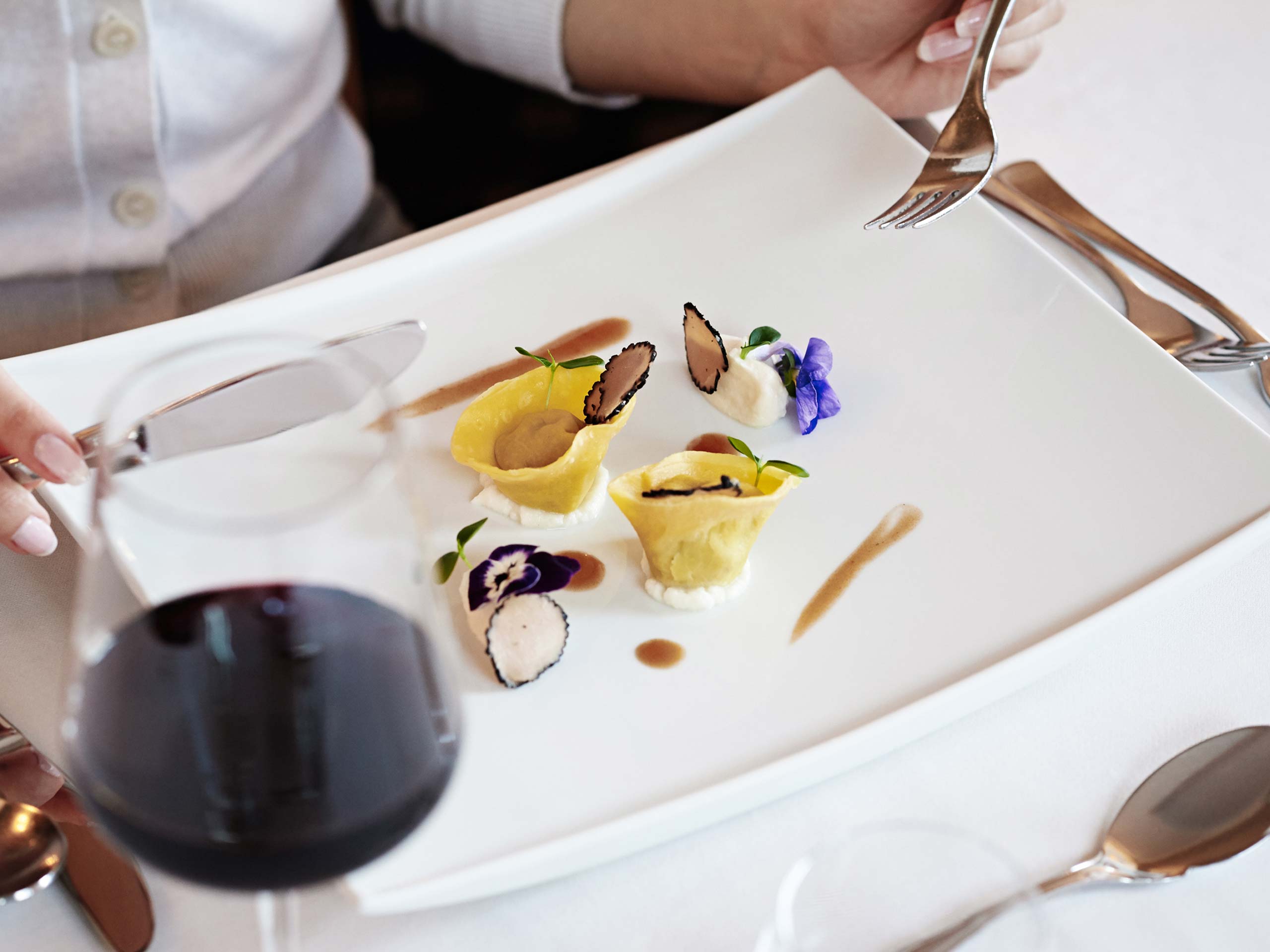 Piatto gourmet con ravioli eleganti al Ganis Resort Dolomiti