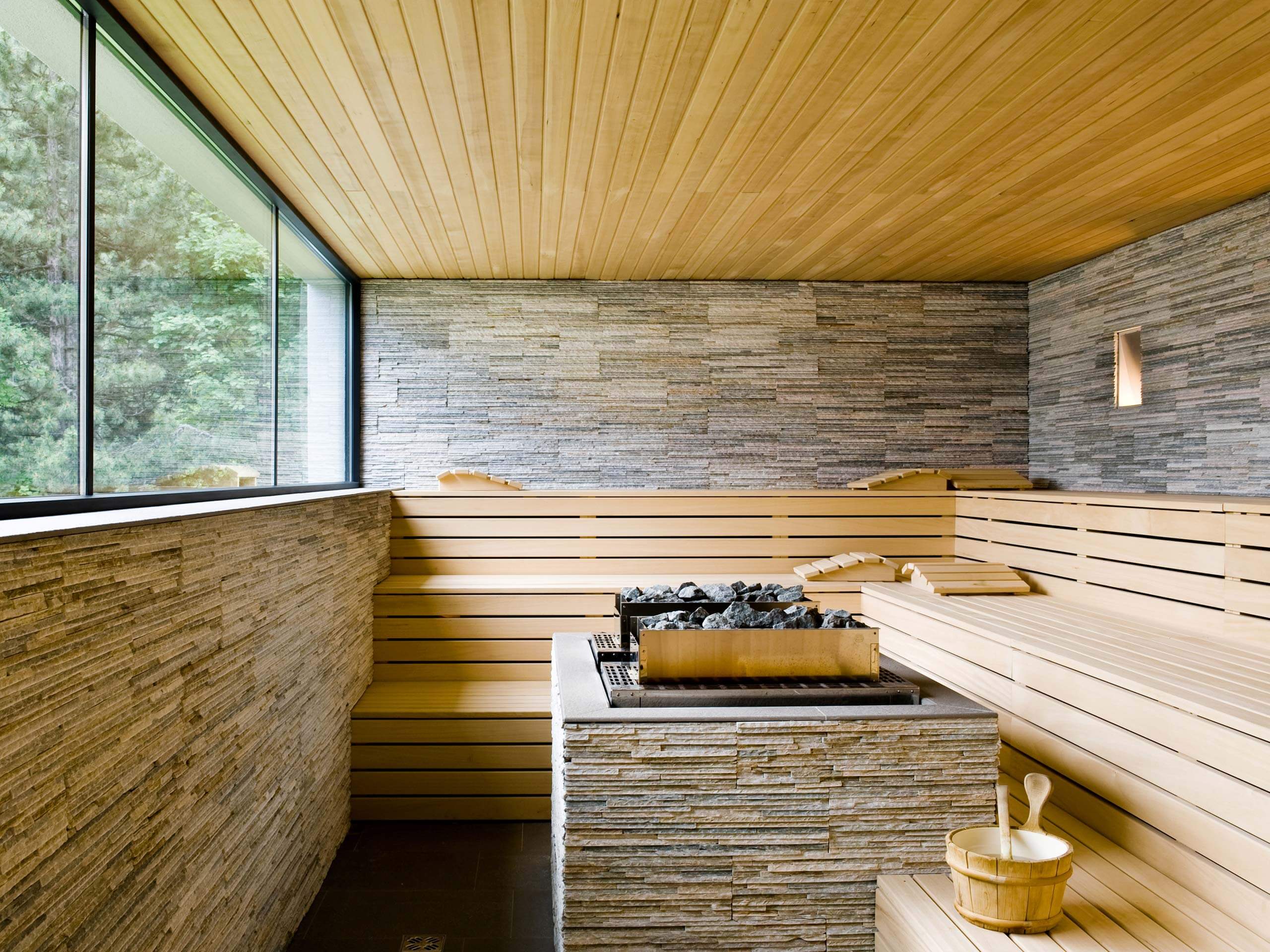 Moderne Sauna mit Holz und Stein im Ganis Resort - Hotel mit Sauna Dolomiten