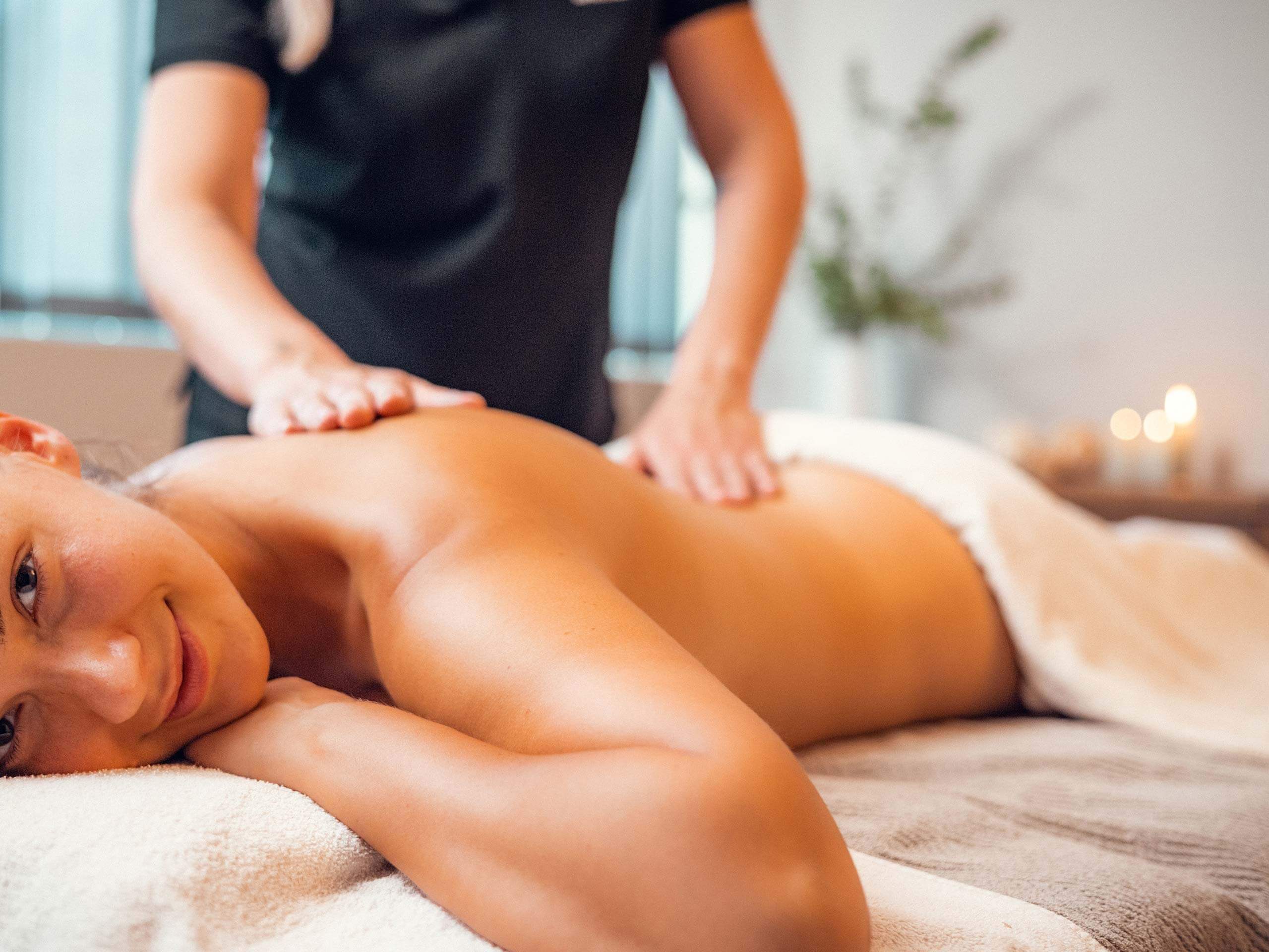 Entspannung bei einer Rückenmassage im neuen Ganis Resort Dolomites