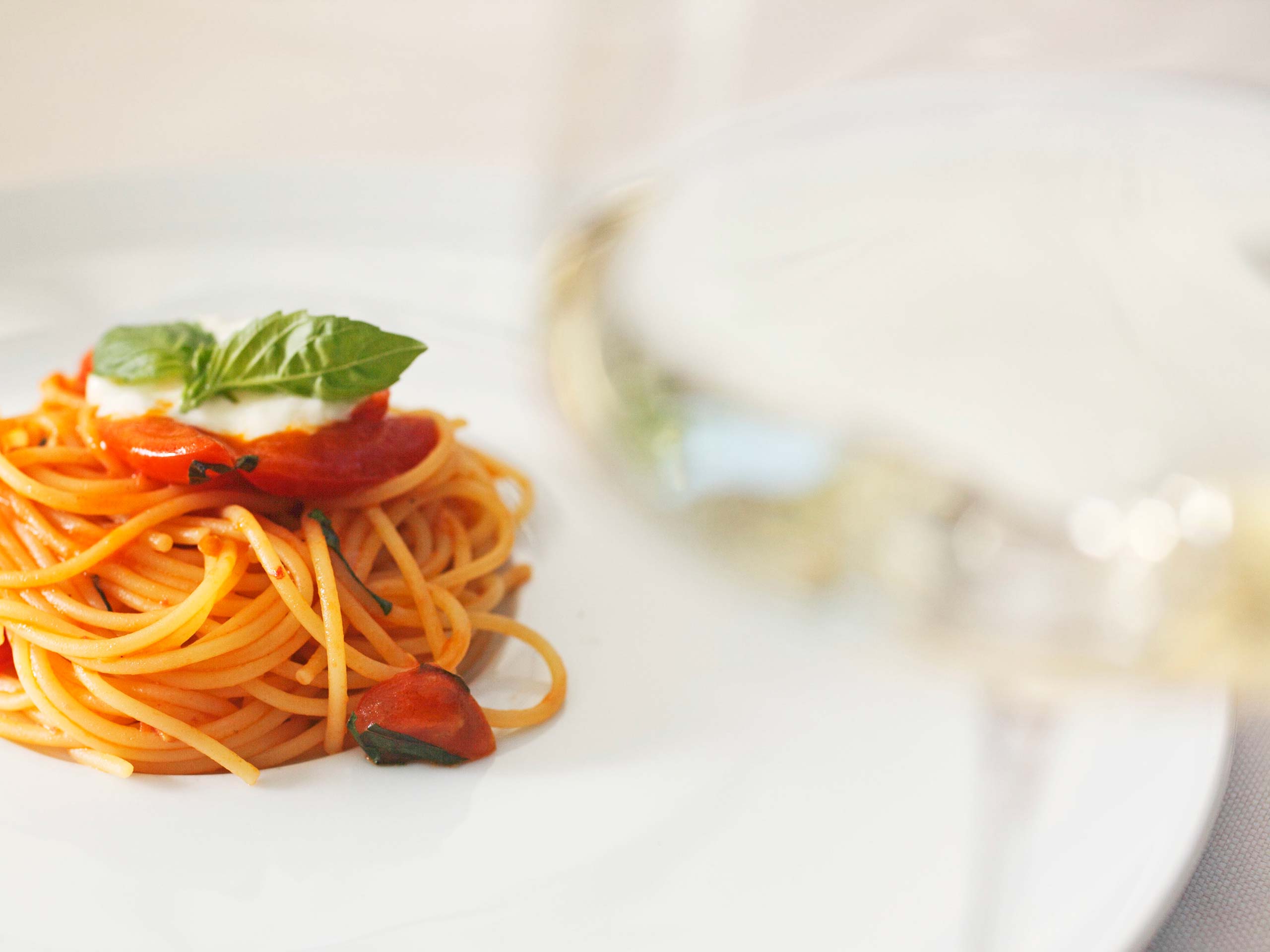 Pasta mit Tomaten und Basilikum im neuen Ganis Resort Dolomites