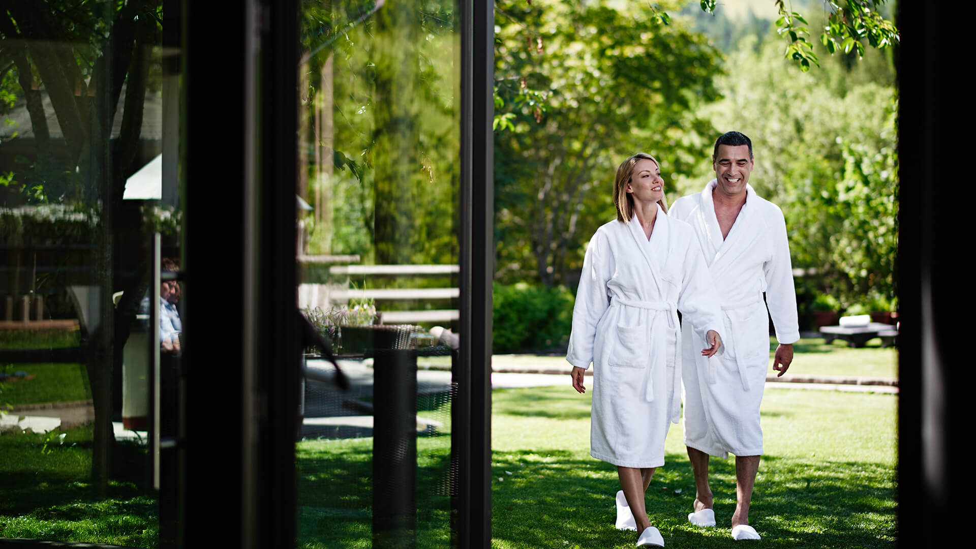 Paar in Bademänteln im Garten im Ganis Resort